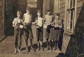 Η παιδική εργασία δεν θεωρούνταν ιδιαίτερα παραγωγική, ενώ η αμοιβή της, στην Αγγλία των αρχών του 19ου αι, κυμαίνονταν μεταξύ 30-50% του μισθού των ενηλίκων.....Ιδιαίτερα στα μεγαλύτερα παιδιά, ήταν εμφανής ο διαφυλικός καταμερισμός, με τα κορίτσια να αναλαμβάνουν οικιακές εργασίες και τα αγόρια τις εξωτερικές.