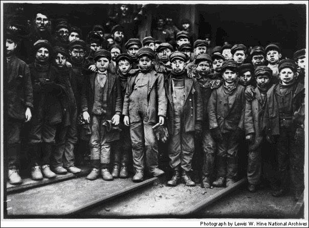 Ως όρος εμφανίστηκε τον ύστερο 18ο αι. στη Β.Δ. Ευρώπη...Τον 19ο αι., στις εκβιομηχανιζόμενες ευρωπαϊκές χώρες, η παιδική εργασία σήμαινε την απασχόληση στη βιομηχανία, σε εργοστάσια, υφαντουργία, ορυχεία